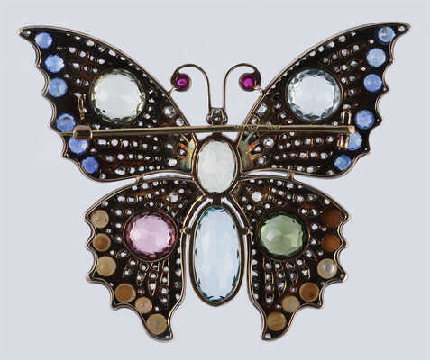 Брошь из желтого и белого металла, общим весом 24,0 грамма, содержит природные вставки